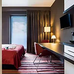 Plaza Premium Grand Winston 4*