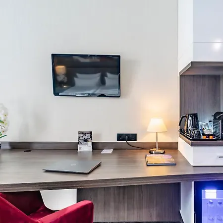 Plaza Premium Grand Winston 4*