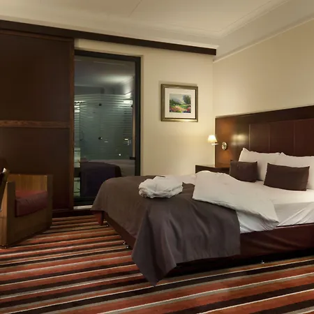 Plaza Premium Grand Winston Hotel