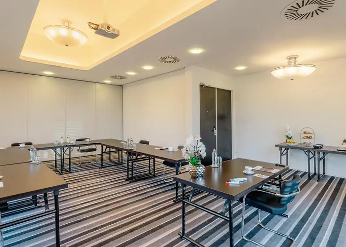 Plaza Premium Grand Winston Otel