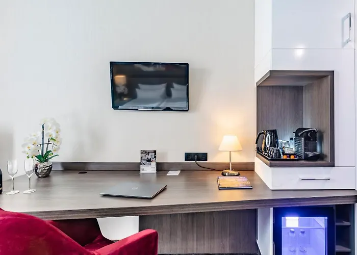 Plaza Premium Grand Winston 4*